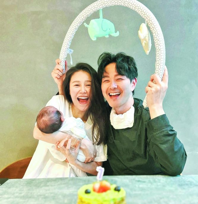 黄翠如产后首露面 剖腹生时发现子宫有瘤