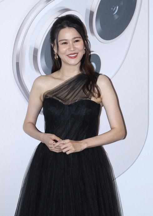 黄翠如产后首露面 剖腹生时发现子宫有瘤