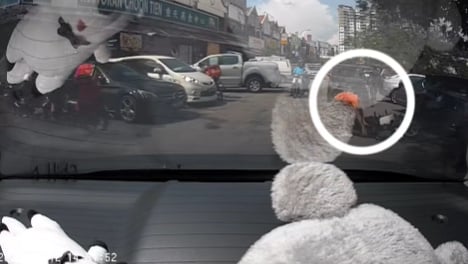 视频 | 劫椰水小贩钱包不成  独行匪抢车逃跑