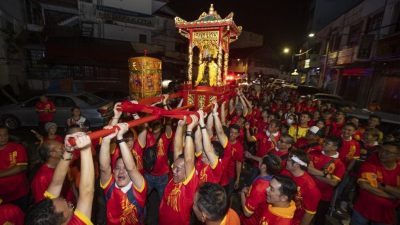 天后圣母夜巡点亮夜空