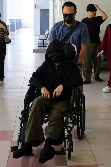 （供星洲网）全国版/少年无牌开车闯红灯酿3死事故，母须提交陈情书