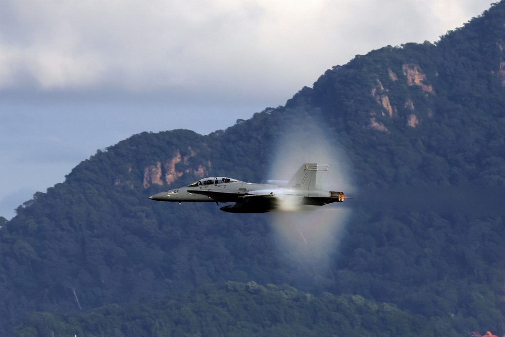 (全国版)战机对地轰炸震撼人心,交怡LIMA今早正式开幕