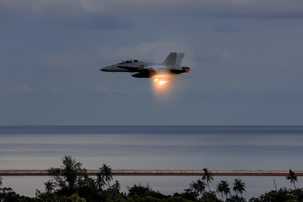 (全国版)战机对地轰炸震撼人心,交怡LIMA今早正式开幕