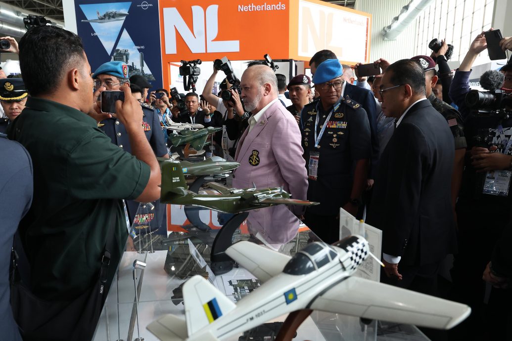 (全国版)陛下参观交怡会展中心了解最新防御科技