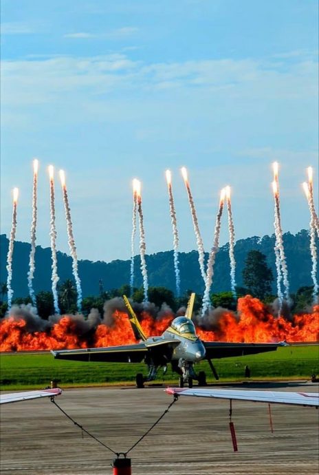 （全国版）LIMA25开幕，我国“大黄蜂”战机冲破云霄轰炸展实力