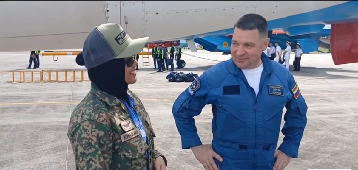 （全国）本地女军官用俄语与俄罗斯机师交谈