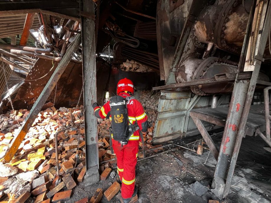 （全国）棕油厂煮水过程爆炸 4男被烫伤/2图