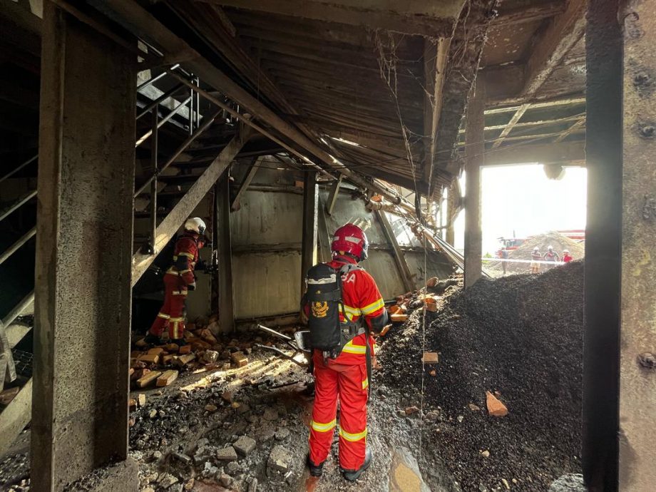 （全国）棕油厂煮水过程爆炸 4男被烫伤/2图