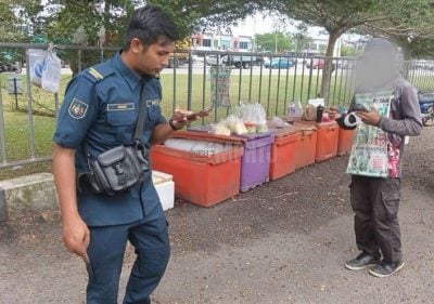 (古城封面主文)外藉人士蒙头包脸在路中央兜售被对付