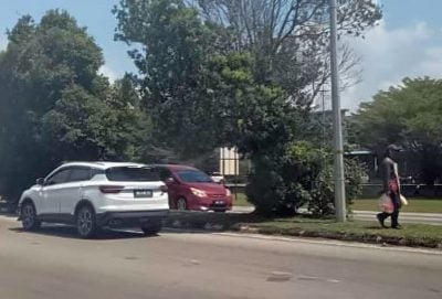 (古城封面主文)外藉人士蒙头包脸在路中央兜售被对付
