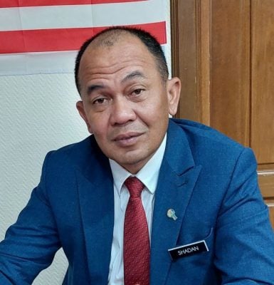 (古城封面主文)外藉人士蒙头包脸在路中央兜售被对付