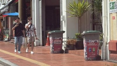 置于转角路口走廊处显杂乱   老街垃圾桶有碍观瞻
