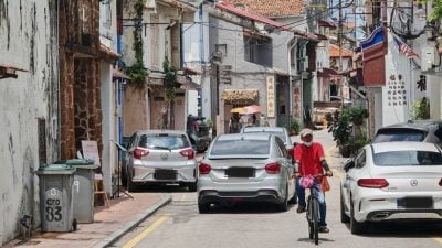 5车“铲上”行人道   老街违停猖獗