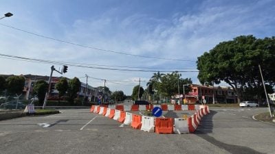 榴梿洞葛市镇十字路口     禁右转试跑首日顺利