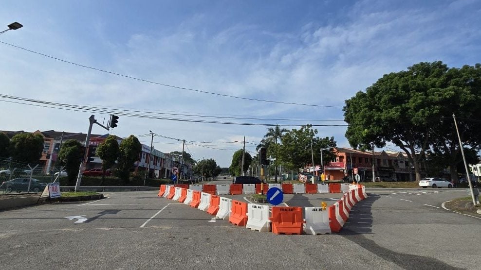 榴梿洞葛市镇十字路口     禁右转试跑首日顺利