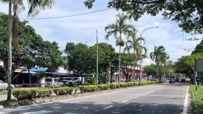 路灯昏暗 盼速提升 家长忧孩子踩空受伤
