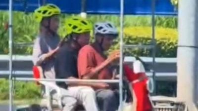 3人共骑微型机动车上路  视频疯传 陆交局要严厉对付