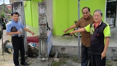 废弃电话亭建沟上   导致清沟受阻飘臭