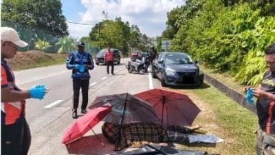 摩托失控撞轿车  骑士当场亡 