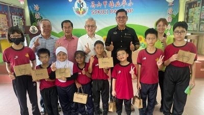 野新马华“护眼助学计划”   培业华小8学生获赠眼镜