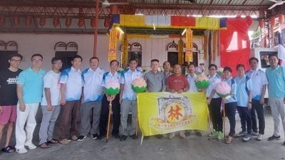 甲九龙堂林氏宗亲会  卫塞游行 花车上奏华乐