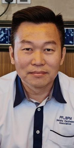 （古城第三版主文）内贸局各地取缔行动，五金机械建材磁商联合会提醒同业做好准备，同时盼该局网开一面勿直接开罚单