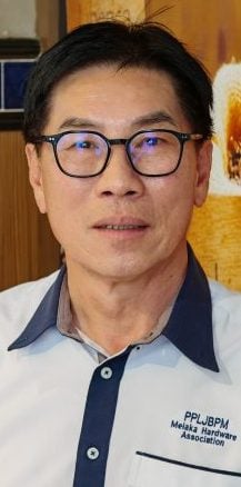 （古城第三版主文）内贸局各地取缔行动，五金机械建材磁商联合会提醒同业做好准备，同时盼该局网开一面勿直接开罚单