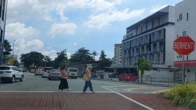往峇章三脚路交界处   驾驶人士需停车让路