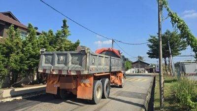 重型罗里穿梭丹绒米村    毁道路 发噪音 居民烦