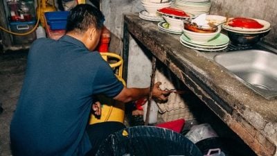 食肆脏乱卫生糟  业者称“忘了” 官员都摇头