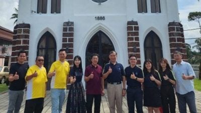 中钢马来西亚参访校园    捐赠圣玛利亚华小桌椅