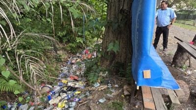 酒瓶垃圾处处 非法凉亭竂子 花园路沦“垃圾街”