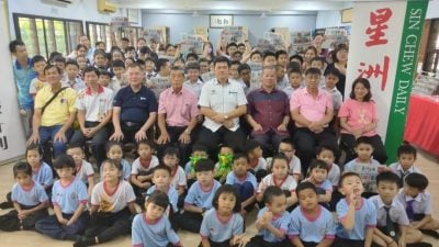 明光华小赠报仪式      李运强：传播资讯拓视野   纸本报章仍扮演要角