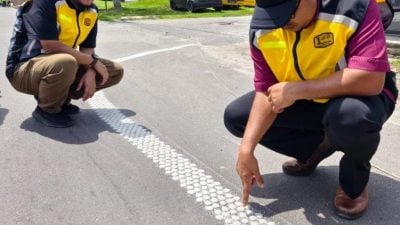 吉打港口督巴赛路    全马首铺点状道路标线
