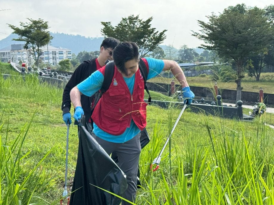 (大北马/绿量)年轻人清明节当志工拾垃圾