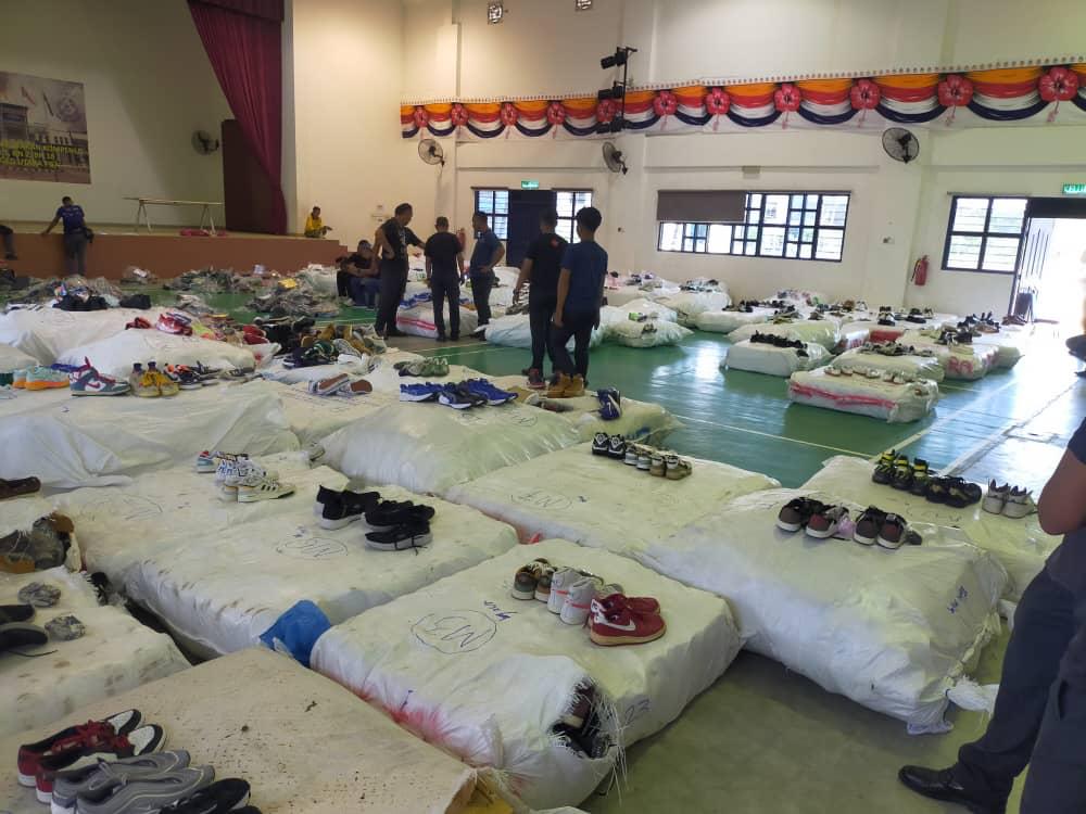 载满25万令吉赝品2罗里 在黑木山边境被截停查办