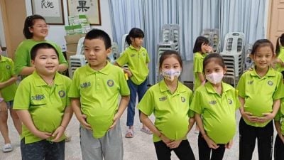 體驗媽媽懷孕辛苦 30孩童集體“懷孕了”