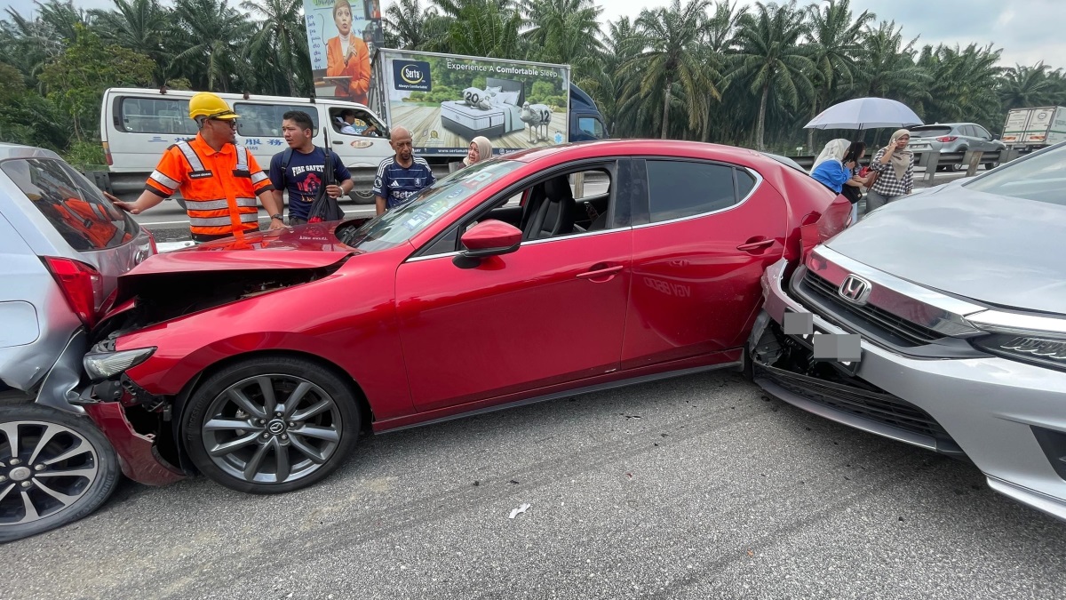 （大北马）南北大道北上路段发生6车连环撞