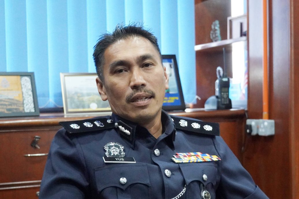 （大北马）双白线禁超车、路边禁停车，加央医院、政府诊所前停车违规接罚单