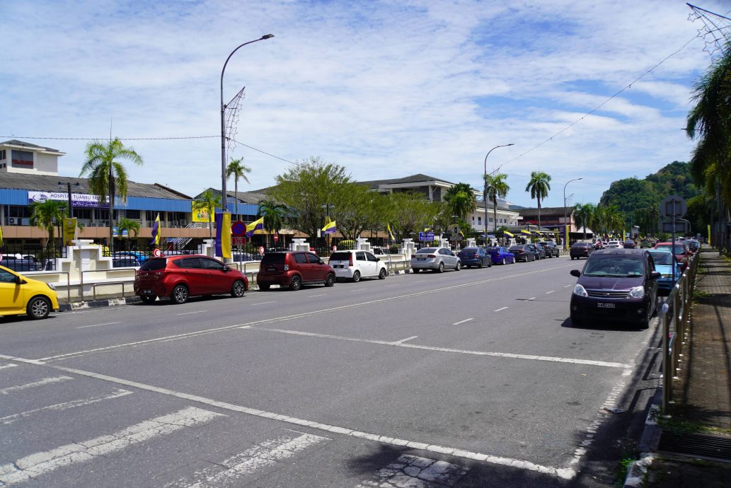 （大北马）双白线禁超车、路边禁停车，加央医院、政府诊所前停车违规接罚单