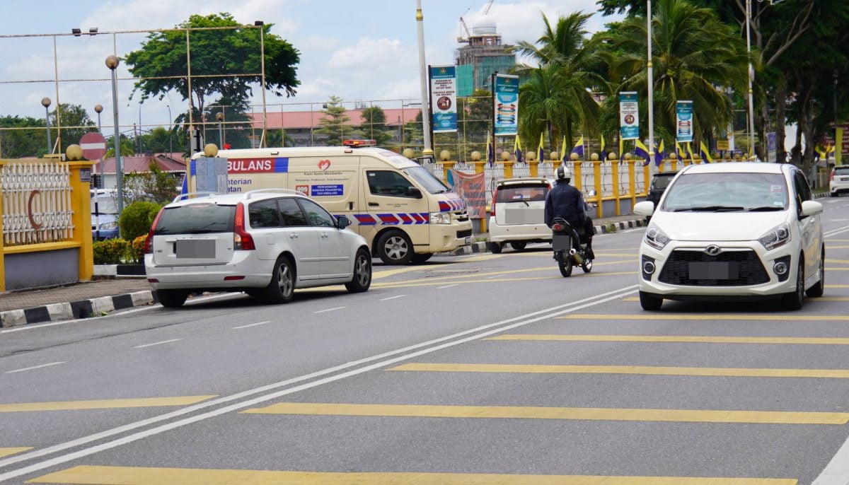 （大北马）双白线禁超车、路边禁停车，加央医院、政府诊所前停车违规接罚单