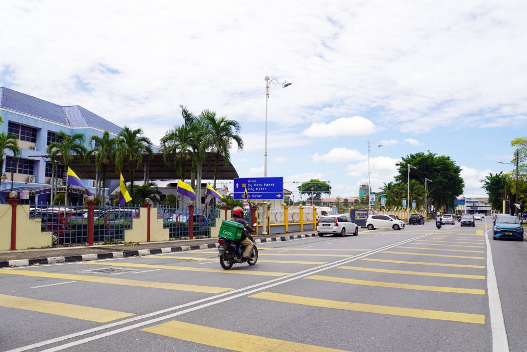 （大北马）双白线禁超车、路边禁停车，加央医院、政府诊所前停车违规接罚单