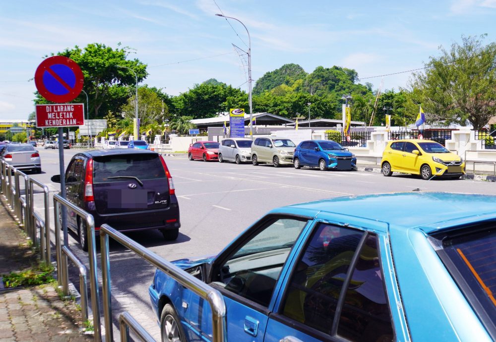 （大北马）双白线禁超车、路边禁停车，加央医院、政府诊所前停车违规接罚单