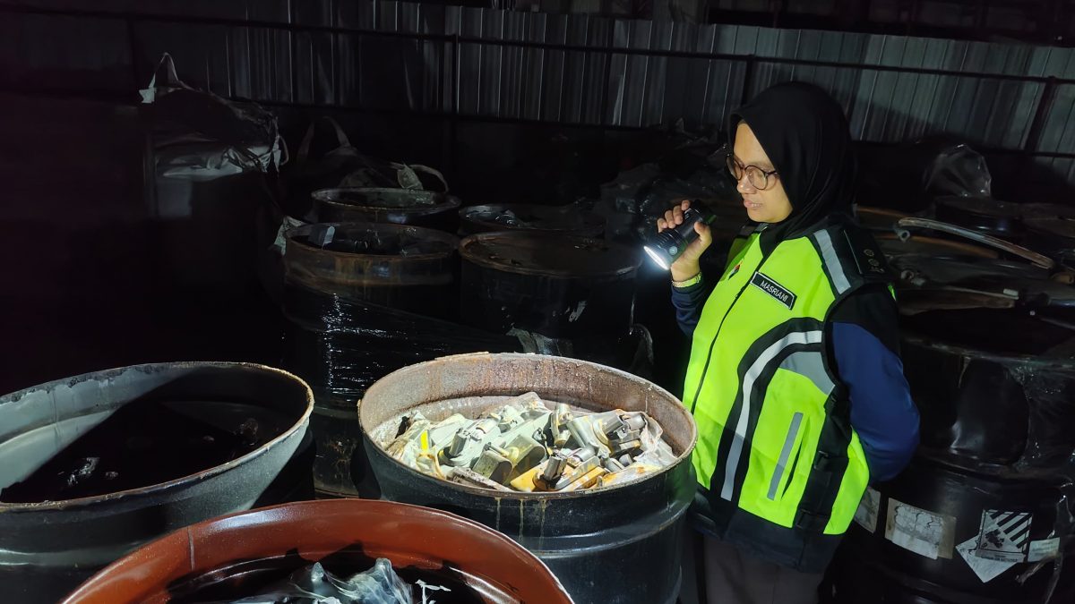 （大北马）吉打州环境局执法官员取缔电子废料厂