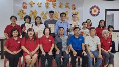 全国母亲节颂文赛    陈树发一家三口入选