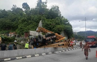 吊车失衡翻倒  峇六拜往峇都茅路被堵