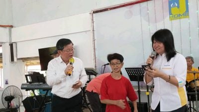 出席银禧安老院义卖会　曹观友为慈善献歌喉