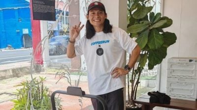 艺术家挑战跑步8小时   劳动节表达上班族辛劳