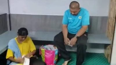 清真寺秘书助印裔母子 暖心善举让他意外走红