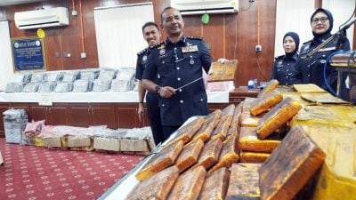 民发现可疑船混入渔船靠岸 助警起值近130万大麻砖
